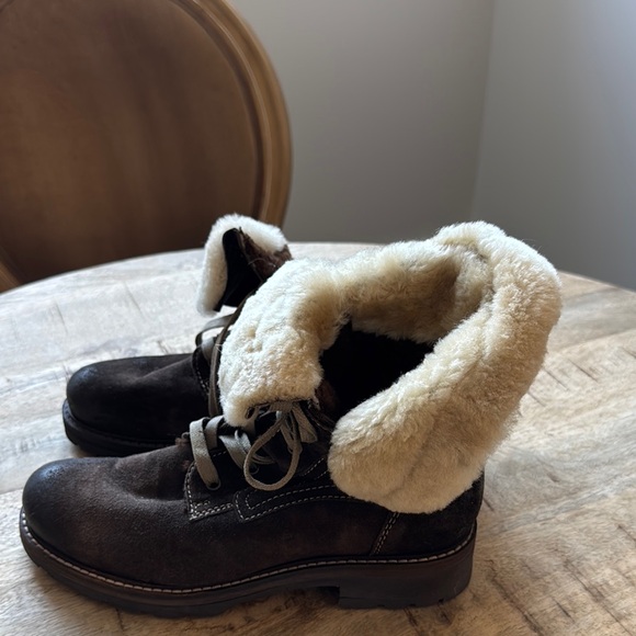 Cozy Shearling-Lined Brown Boots - Picture 1 of 3